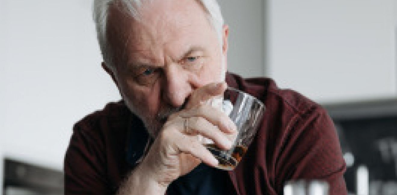 O Alcoolismo na Terceira Idade: A Importância da Internação para a Recuperação